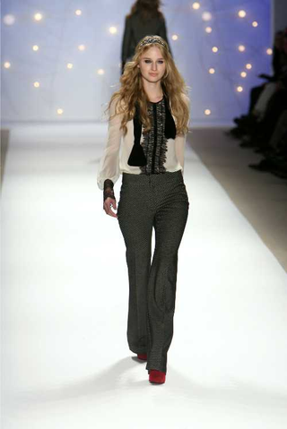 Illustration for article titled Fashion Show